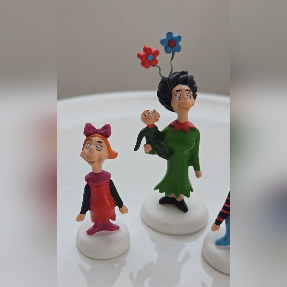 Department 56 - Grinch Who-Ville - Family of Who's - Picture 2 of 8